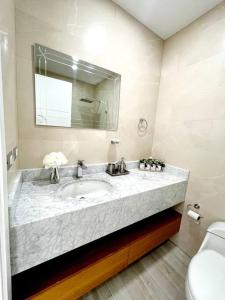 un bagno con lavandino e WC di Ecusuites Playa privada Room 1 Karibao a Playas Altre 68 foto