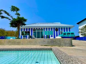 Bazén v ubytovaní Loju Seaview Homestay alebo v jeho blízkosti