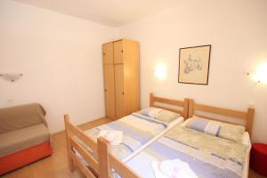 Tempat tidur dalam kamar di Ferienwohnung in Rabac mit Grill und Panoramablick