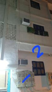 a picture of a building with two blue arrows at غرف مجاورين المصطفى رباعي in Medina
