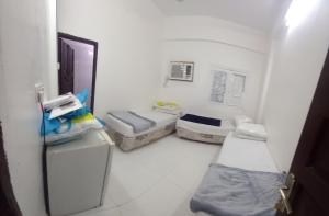 a room with two beds in a hospital room at غرف مجاورين المصطفى رباعي in Al Madinah