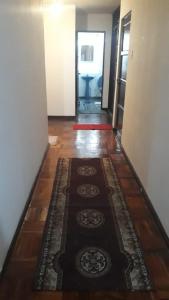 einen Flur mit einem Teppich auf dem Boden in einem Haus in der Unterkunft Apartamento en Miraflores in La Paz