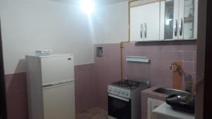 a small kitchen with a stove and a refrigerator at Apartamento en Miraflores in La Paz