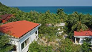 una vista aérea de una casa con el océano en el fondo en May Beach Resort en Koh Rong Island