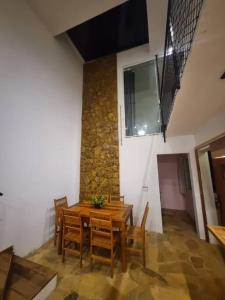 - une salle à manger avec une table et des chaises en bois dans l'établissement Casa do Descanso com jacuzzi em Igaratá, à Igaratá