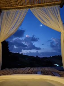 Cette chambre dispose d'une fenêtre offrant une vue sur le ciel. dans l'établissement Casa do Descanso com jacuzzi em Igaratá, à Igaratá