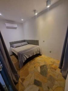 - une chambre avec un lit dans l'établissement Casa do Descanso com jacuzzi em Igaratá, à Igaratá