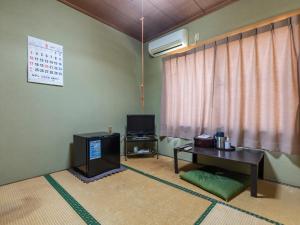 TV a/nebo společenská místnost v ubytování Kawabata Ryokan Takehara by Tabist