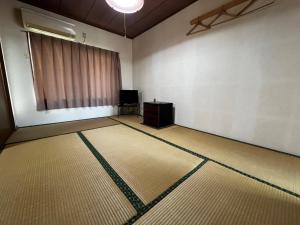 TV a/nebo společenská místnost v ubytování Kawabata Ryokan Takehara by Tabist