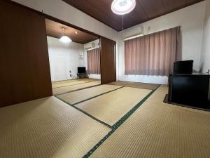 TV a/nebo společenská místnost v ubytování Kawabata Ryokan Takehara by Tabist