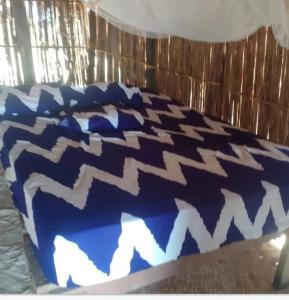 a blue and white bed in a room at San Blas Gabin SDT in Mamartupo