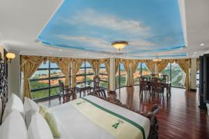 Postel nebo postele na pokoji v ubytování V-Hotel Da Nang Beach