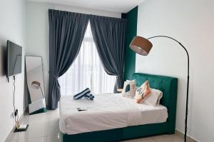 a bedroom with a bed with a green headboard and a window at SKS KSL/Terminal bus/NetflixWifi in Johor Bahru
