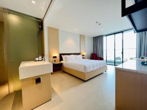 pokój hotelowy z łóżkiem i dużym oknem w obiekcie Arena Cam Ranh seaview resort near the Airport w mieście Cam Ranh