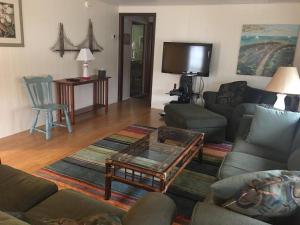 sala de estar con sofá y mesa de centro en Amazing Apartment In Barnegat Light With 3 Bedrooms, Internet And Wifi, en Barnegat Light