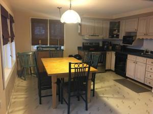 uma cozinha com uma mesa de madeira e cadeiras em Amazing Apartment In Barnegat Light With 3 Bedrooms, Internet And Wifi em Barnegat Light