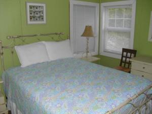 1 dormitorio con 1 cama en una habitación verde en Amazing Apartment In Barnegat Light With 3 Bedrooms, Internet And Wifi, en Barnegat Light