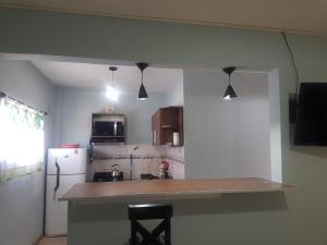 een keuken met een aanrecht en een koelkast bij Departamentos PEUQUE in Comodoro Rivadavia