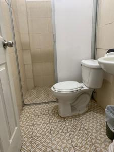 een badkamer met een toilet en een wastafel bij HOTEL PUERTO REAL SUITES in Paraíso