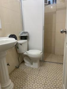 een badkamer met een toilet en een wastafel bij HOTEL PUERTO REAL SUITES in Paraíso