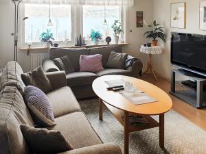 ein Wohnzimmer mit einem Sofa und einem Tisch in der Unterkunft Holiday home Uddevalla X in Uddevalla