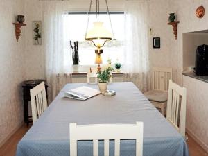 ein Esszimmer mit einem blauen Tisch und Stühlen in der Unterkunft Holiday home Uddevalla X in Uddevalla