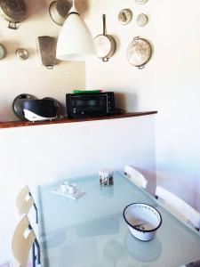 una mesa de cristal con un tazón y un reloj en un estante en One bedroom property with terrace and wifi at Sedini 8 km away from the beach, en Sedini