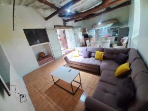 uma sala de estar com um sofá e uma mesa em SAJA HOME 3 em Cusco