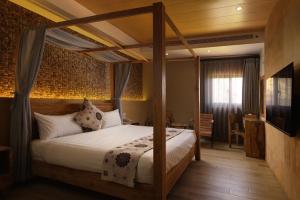 Postel nebo postele na pokoji v ubytování Oceanic Pearl Resort II