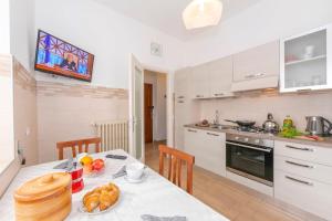 kuchnia ze stołem z talerzem jedzenia w obiekcie Residenza La terrazza di Dante - Happy Rentals w mieście Stresa