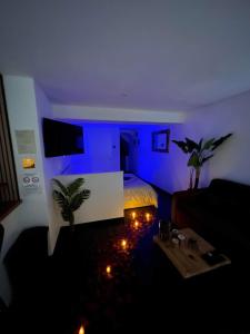 Cette chambre comprend un lit et une table éclairée. dans l'établissement Beau gîte avec jacuzzi, à Barr