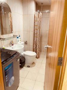 une petite salle de bain avec toilettes et lavabo dans l'établissement Condo near St Lukes and US Embassy in Ermita Manila, à Manille