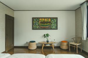 una habitación con una mesa y una foto en la pared en TSURUOKA GINZA 朙 sukima en Tsuruoka