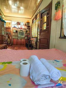 uma mesa com dois rolos de toalhas numa mesa em A. Zaragosa Lodging House em San Vicente