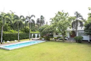 a yard with a swimming pool and a house at Hide & Seek River Villa in Ban Wang Wa (1)