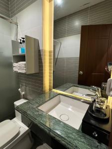 La salle de bains est pourvue d'un lavabo et de toilettes. dans l'établissement ĐÔNG NHƯ HOTEL, à Hô-Chi-Minh-Ville