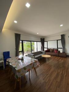 ein Wohnzimmer mit einem Tisch und einem Sofa in der Unterkunft RTS - ROXY Townhouse Sematan - Private - UPPER UNIT in Sematan