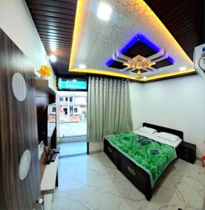 um quarto com uma cama e um tecto em Hotel khatushyamji palace em Khātu