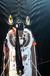 Un barco en el agua con tres boyas. en Sailing Life Style - Rejsy mazurskie ze sternikiem., en Kolonia Rybacka