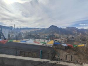 vista su una città con montagne sullo sfondo di Hotel Lonchay Residency, Leh a Leh