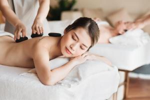 uma mulher a receber uma massagem num spa em JW Marriott Hotel Hanoi em Hanói