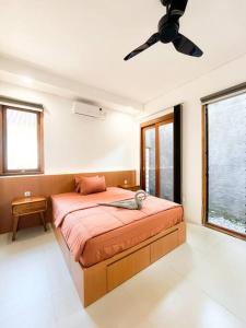 1 dormitorio con 1 cama y ventilador de techo en Villa Kamar Tamu Madurejo, en Sleman