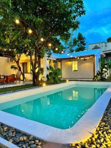 una piscina di fronte a una casa di Villa 3 Room Phan Thiết a Phan Thiet