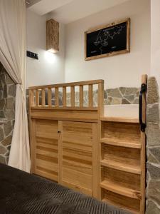 1 dormitorio con litera y cuna en APARTAMENT ALPY, en Szlachtowa