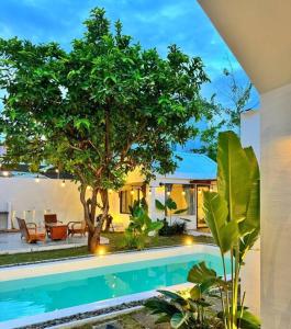 una piscina di fronte a una casa di Villa 3 Room Phan Thiết a Phan Thiet