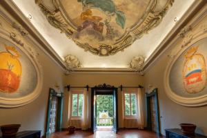 Villa Cattani Stuart XVII secolo في بيزارو: غرفه بسقف عليها لوحه