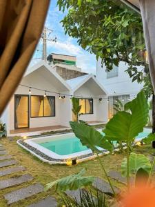 una casa con una piscina di fronte di Villa 3 Room Phan Thiết a Phan Thiet