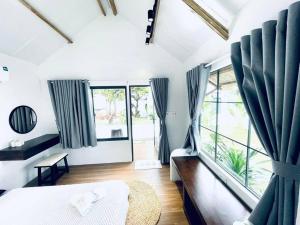 una camera con un letto e una grande finestra di Villa 3 Room Phan Thiết a Phan Thiet