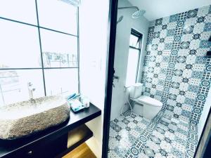 bagno con lavandino e servizi igienici di Villa 3 Room Phan Thiết a Phan Thiet