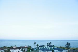 uma fila de quatro fotos de casas e do oceano em NYALI FURNISHED APARTMENT WITH SWIMMING POOL em Mombasa